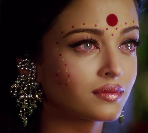 angel-cine: “Devdas (2002) ” ऐश्वर्या राय, Aishwarya Rai Photo, Aishwarya Rai Bachchan, Mangalore, Vintage Bollywood, Indian Aesthetic, Aishwarya Rai, Brown Girl, Pure Beauty