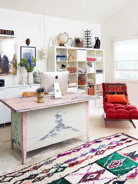 Want to create a gorgeous, boho-chic look in your home? Check out these amazing inspiration ideas, and transform everywhere from your porch to your office into an eclectic and elegant escape. A variety of styles, patterns, and textures are key to achieving this fun look in your space. Bohemian Home Office, Office Boho, Boho Office, Stil Boho, Small Home Office, Home Office Space, Trendy Home, Boho Home, Office Inspiration