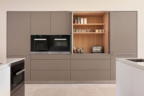 Clay Coloured Kitchen, Closed Kitchen Design, Bulthaup Kitchen, Kitchen Shutters, Minimal Kitchen Design, Laminate Cabinets, Inside A House, Minimal Kitchen, Coffee Bars In Kitchen