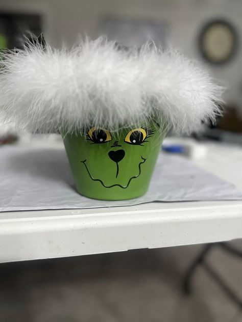 Kristy's Craft Room - Craft Sharing Group Grinch Christmas Crafts, Halloween Mantel, Grinch Christmas Decorations, Flower Pot Crafts, Diy Flower Pots, Cup Crafts, Grinch Christmas, Clay Pots, Christmas Presents