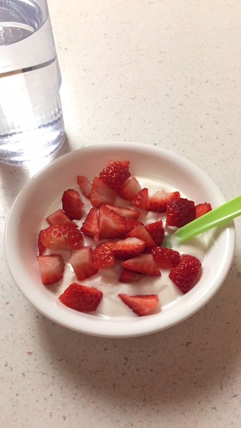 Yummy honey yogurt with strawberries!! Perfect snack or add on to dinner!! Makanan Diet, Healthy Food Motivation, Healthy Lifestyle Food, Think Food, Snap Food, Healthy Food Choices, Food Is Fuel, In The Gym, Food Snapchat