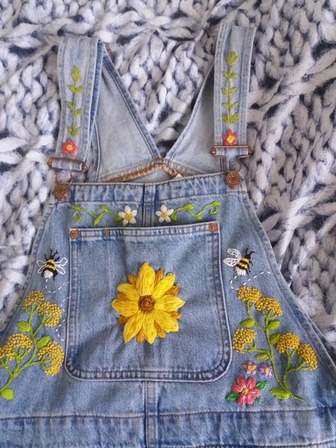 Doing some embroidery 👌🐌🌻💕🌼🌿 🐌Do not repost🐌 Drawing Designs, Denim Embroidery, They Left, Diy Vetement, Embroidery On Clothes, Cute Embroidery, 자수 디자인, Jeans Diy, Embroidered Clothes