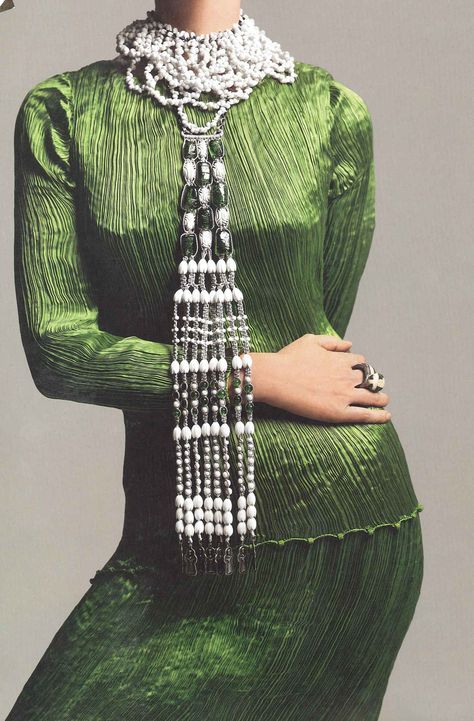 Gloria Vanderbilt dress by Fortuny - June 1969 photo by Richard Avedon Fortuny Dress, Fortuny Delphos, Fortuny Pleats, Mariano Fortuny, Dress Necklace, Vogue Archive, Sunset Boulevard, Fashion Textiles, Vogue Us