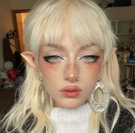 makeup 
fairy
eve frsr Look Grunge, Alternative Makeup, Cool Makeup Looks, Fairy Makeup, Makeup Aesthetic, Elf Makeup, Edgy Makeup, Cute Makeup Looks, Creative Makeup Looks