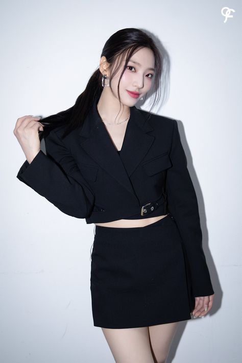 Saerom Fromis 9, Anne Hathaway Catwoman, Chuncheon, Anne Hathaway, Pledis Entertainment, Stage Outfits, My World, Kpop Girl Groups, Korean Girl