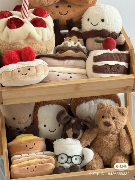 Jelly Cat Toys, Jellycat Display Bedroom, Stuffed Animals Aesthetic Bedroom, Jellycat Shelf, Jellycat Store, Jellycat Display, Jellycats Aesthetic, Jellycat Food, Jellycat Birthday