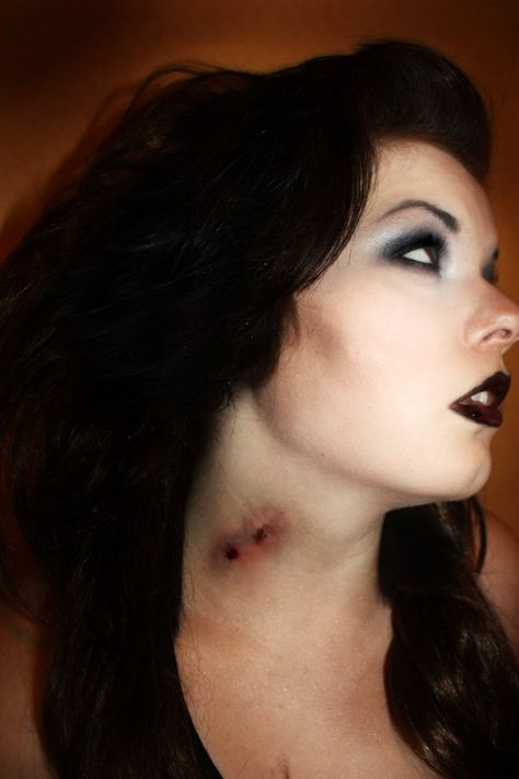 Vampire Bite Makeup, Vampire Bite, Vampire Makeup Halloween, Vampire Bites, Horror Make-up, Vampire Makeup, Special Fx Makeup, Halloween Vampire, Special Effects Makeup