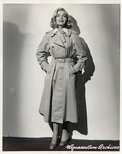 American Actress Lizabeth Scott wearing her Aquascutum trench in Stolen Face in 1952. #aquascutumarchives The Strange Love Of Martha Ivers, Lizabeth Scott, Classic Hollywood Glamour, Trench Coat Style, Beige Coat, Vintage Soul, Easy Living, Girl Vintage, Vintage Portraits