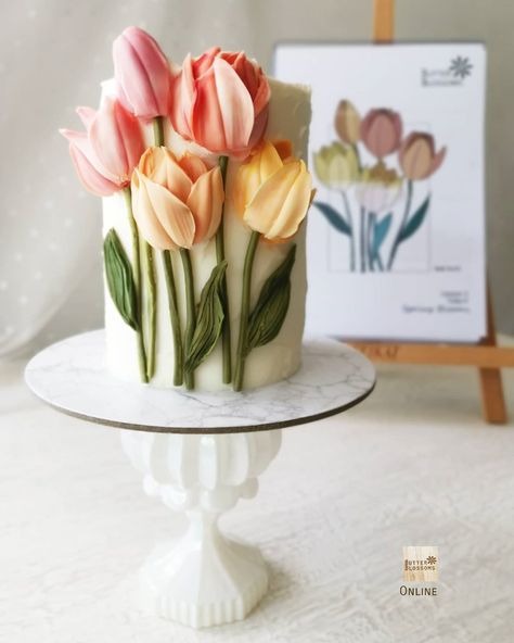 Butter&Blossoms. on Instagram: “Tulips. One more inspiration for my dear members!! If 2 tier cake is too difficult for you🤣.......................... I am waiting for your…” Tulip Cake, Rodjendanske Torte, Torte Creative, Cakes Decorated, Mini Torte, Mothers Day Cake, Gateaux Cake, Buttercream Flowers, Gorgeous Cakes