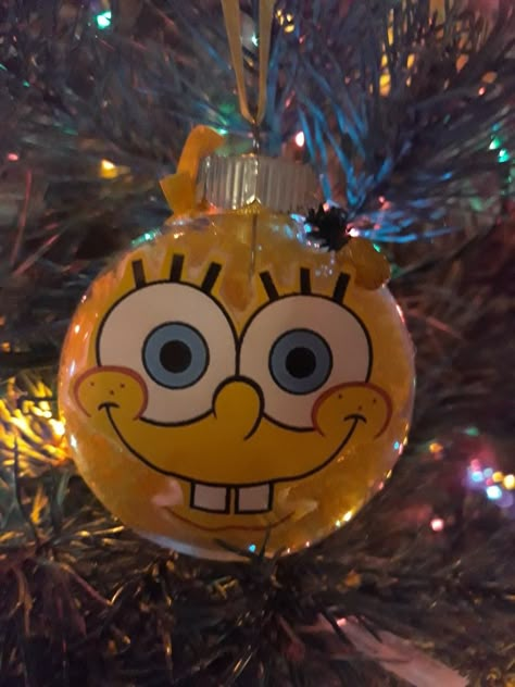 Spongebob Christmas Ornaments Diy, Spongebob Ornaments, Aesthetician Wallpaper, Ornaments Diy Ideas, Natal Baby, Mickey Mouse Christmas Tree, Christmas Glitter Ornaments, Christmas Orniments, Hand Painted Bauble