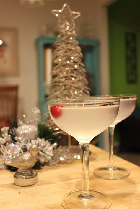 Oh, are you going to love, love, love this cocktail! I mean, just look at it. Doesn’t it make you think of the holidays? Seriously, I can hear Bing Crosby crooning “White Christmas” in my head right now. Love it! White Cranberry Martini, A Winter Wonderland Cocktail. White Cranberry Martini, Cranberry Martini, Holiday Martinis, Christmas Cocktails Easy, Big Fireplace, Christmas Martini, Martinis Drinks, Drink Drank Drunk, Martini Recipes