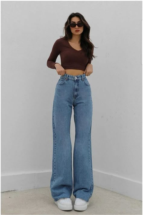 High Waisted Flared Jeans, High Waisted Jeans Outfit, Celebrity Casual Outfits, Crop Top With Jeans, Casual College Outfits, High Waisted Flare Jeans, Jeans Outfit Casual, College Outfit, College Fits