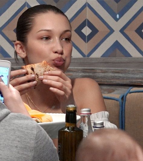 Bella Hadid Eating, Bella Hadid Tumblr, I Am Her, Isabella Hadid, Bella Hadid Outfits, Paparazzi Photos, Eating Food, Model Aesthetic, People Eating