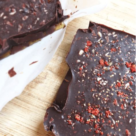 Mushroom Chocolate, Real Mushrooms, Chocolate Bar Recipe, Homemade Dark Chocolate, Healthy Dessert Options, Chocolate Bark Recipe, Eating Chocolate, Chocolate Diy, Protein Food