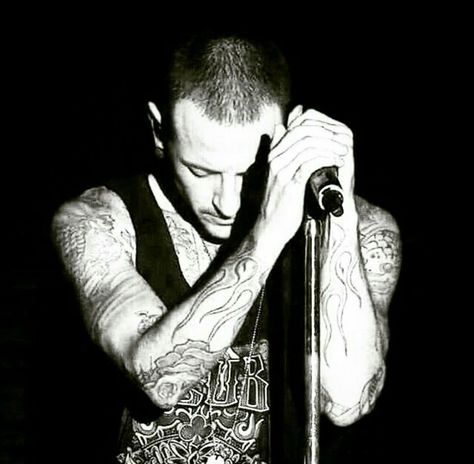 Beautiful Legend Chester Bennington ❤🤘 #makechesterproud #linkinpark #chesterbennington #iamthechange #320changesdirection Chester Bennington Tattoo, Tatto Boys, Music Tattoo Sleeves, Linking Park, Charles Bennington, Linkin Park Chester, Chest Tattoo Men, Mike Shinoda, Chester Bennington