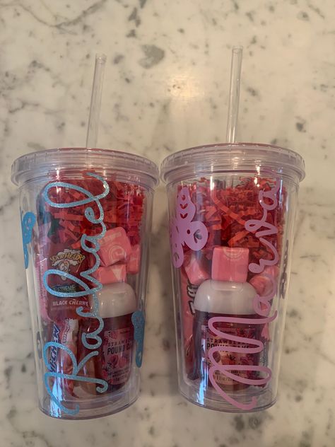 Tumbler Cups Gifts Filled, Cups Filled With Gifts, Gift Cups Filled, Cup Filled Gift Ideas, School Selling Ideas, Tumbler Filled Gift Ideas, Lipgloss Bundle Ideas Cup, Diy Plastic Cups, Cup Gifts Ideas Filled