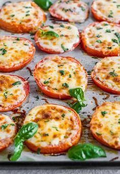 Baked Tomatoes With Mozzarella, Tomatoes With Mozzarella, Baked Parmesan Tomatoes, Baked Tomatoes, Makanan Diet, Tomato Recipes, Veggie Dishes, Side Dishes Easy, Vegetable Side Dishes