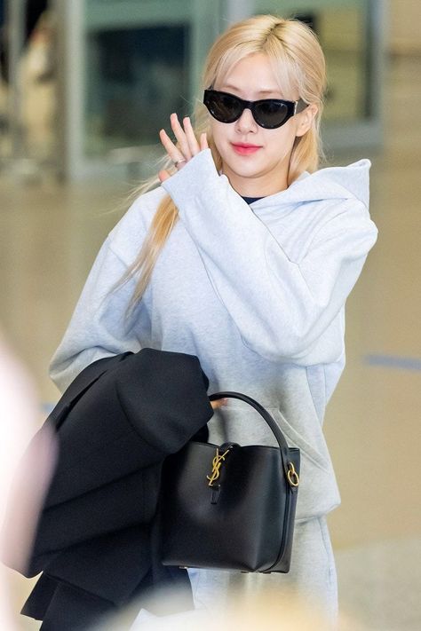 BLACKPINK Rosé wearing COPERNI Gray Printed Hoodie, COPERNI Gray Wide Leg Sweatpants, Saint Laurent Le 37 Leather Shoulder Bag, Saint Laurent SL M94 Cat-eye Sunglasses at Incheon Airport. #kpop #kpopfashion #koreanfashion #blackpink #rose Rose Bag, Park Rosé, Icn Airport, Wide Leg Sweatpants, All Eyes On Me, Roseanne Park, Rose Wallpaper, Airport Fashion, Korean Celebrities