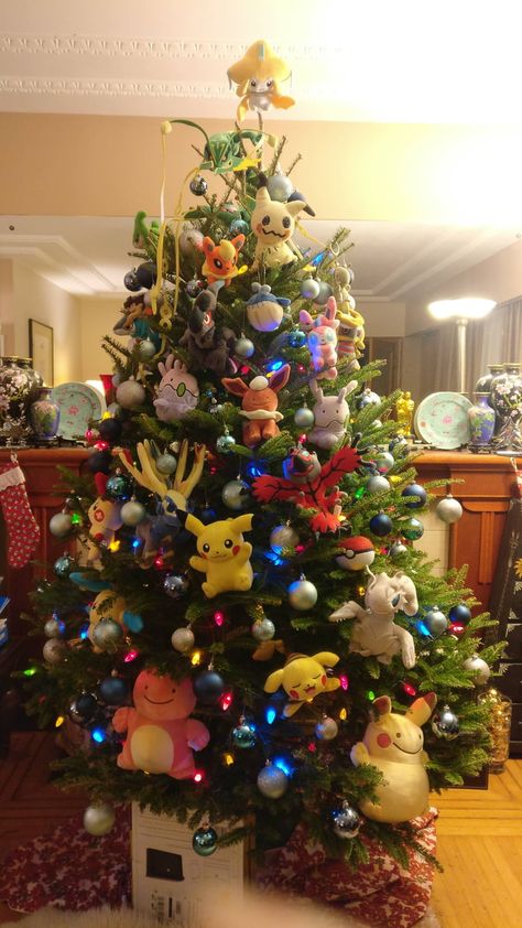 Cooper Christmas Tree, Pokemon Christmas Tree, Funny Christmas Ornaments Diy, Pokemon Christmas Ornaments, Pokémon Christmas, Pokemon Ornaments, Christmas Tree Game, Pokemon Decor, Pokemon Christmas