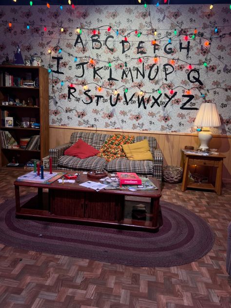 Stranger Things Living Room, Stranger Things Room Ideas, Stranger Things Room, Cubical Ideas, Stranger Things Season One, Stranger Things Game, Stranger Things Halloween Party, Stranger Things Lights, El Stranger Things