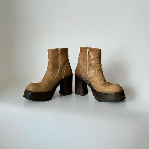 ❀ SOLD ❀ • • • 🤎 Vintage Destroy 90s Platform Ankle Brown Boots Size 40EU 𝗦𝗢𝗟𝗘 : 25.5cm 𝗜𝗡𝗦𝗢𝗟𝗘 : 24.5cm 𝗣𝗟𝗔𝗧𝗙𝗢𝗥𝗠 𝗛𝗘𝗜𝗚𝗛𝗧: 3.5cm front to 10cm back 𝐂𝐎𝐍𝐃𝐈𝐓𝐈𝐎𝐍 : 𝐆𝐑𝐄𝐀𝐓 Gorgeous vintage leather ankle boots by the amazing spanish brand ‘Destroy’. Light brown leather with chunky dark brown platform soles. Preloved vintage pair from the late 90s in a really great condition. They have a few signs of wear and all are seen on photos. Really love this model and the two brown colors together! Perf... Ankle Brown Boots, Light Brown Leather, Late 90s, Brown Ankle Boots, Leather Ankle Boots, Brown Boots, Vintage Leather, Brown Color, Light Brown