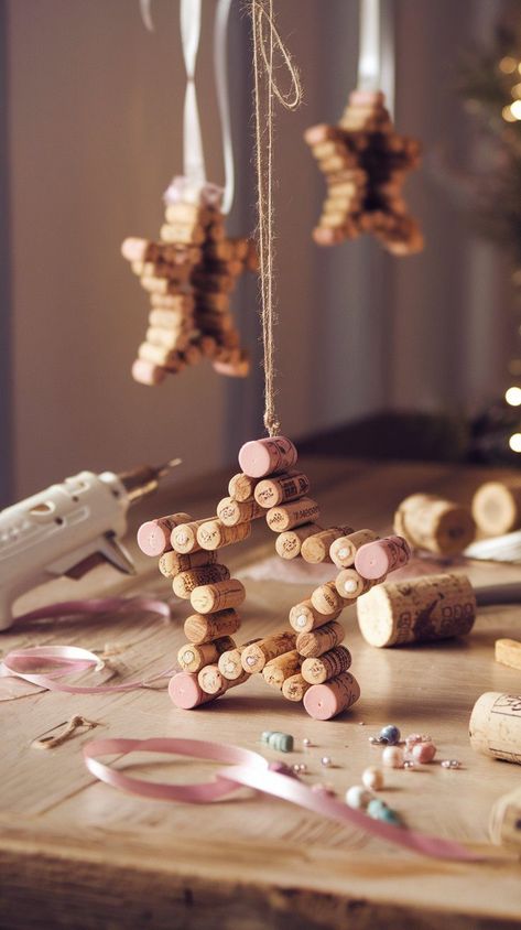 Cork Christmas Decorations, Eco Friendly Christmas Decor, Cork Diy Christmas, Wine Cork Ornaments Diy, Cork Ornaments Diy, Wine Corks Decor, Cork Diy Projects, Upcycled Wine Corks, Leftover Wine