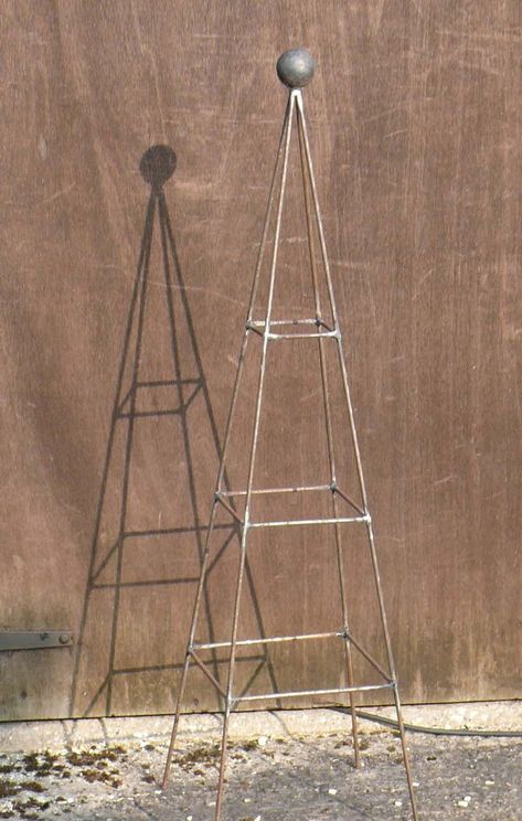 Medium Triangular Obelisk Garden Trellis Designs, Obelisk Trellis, Diy Garden Trellis, Garden Obelisk, Green Diy, Japan Garden, Metal Arch, Potting Bench, Planter Stand