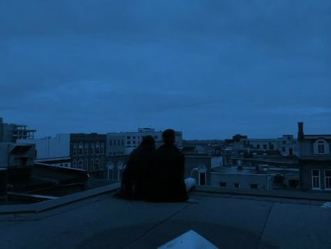 Image Couple, Blue Hour, Feeling Blue, Jolie Photo, Alam Yang Indah, Night Aesthetic, 인물 사진, Two People, Couple Aesthetic