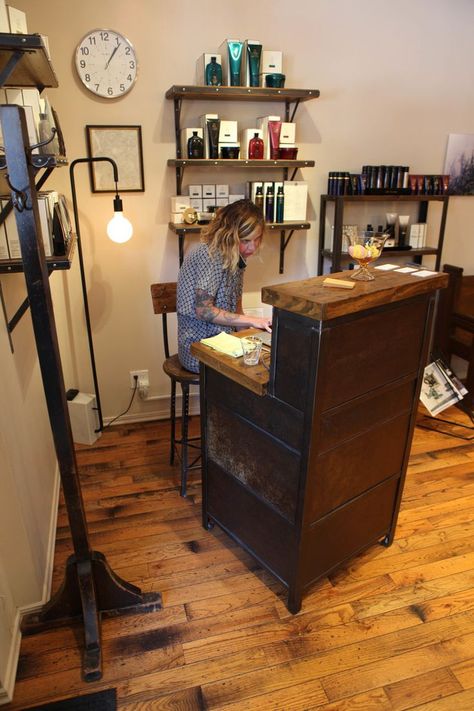 Desk On Wheels, Rustic Salon, Salon Desk, Small Hair Salon, Small Reception Desk, Small Reception, Small Salon, Nail Salon Interior Design, Beauty Salon Interior Design