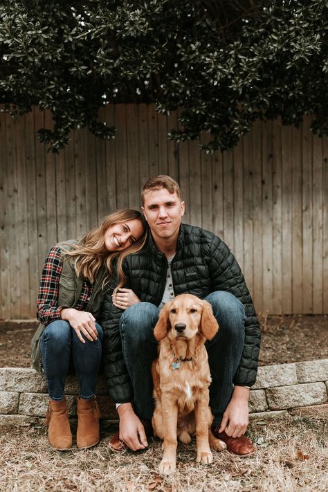 Christmas Card Couple Photo Ideas, Couple Poses For Christmas Pictures, Christmas Picture With Dog, Christmas Photos Dogs, Christmas Photo Ideas With Dogs, Christmas Card Photo With Dog, Christmas Photoshoot Dog Family Pictures, Holiday Photos With Dogs, Family Photo Dog