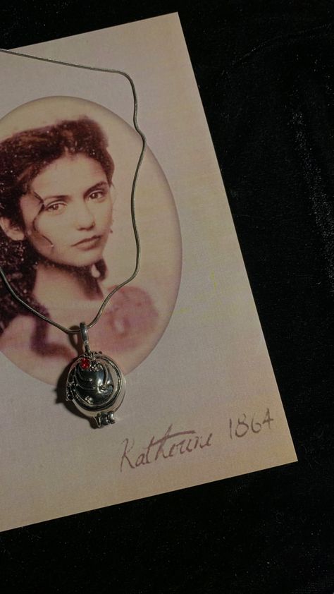 an old katherine pierce photo card from 1864 set on a black background, with elena gilbert’s silver locket on top of it simulating katherine wearing it as the chain traces her neck Vampire Diaries Aesthetic Pictures, Tvd Necklace, Tvd Vampire Aesthetic, Elena Vampire Diaries, Elena Gilbert Necklace, Tvd Jewelry, Vampire Diaries Jewelry Necklaces, The Vampire Diaries Katherine, Vampire Diaries Katherine