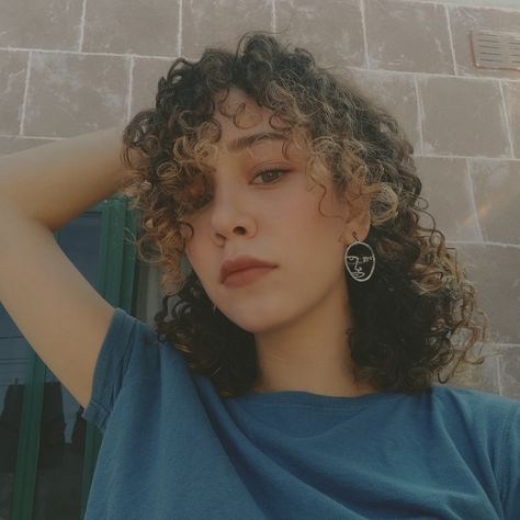 Side Parted Bangs, Curly Bangstyle Hair, Bangstyle Hair, Side Part Bangs, Hair Side Part, Parted Bangs, Short Curly Hairstyles, Curly Bangs, Haircut Inspo