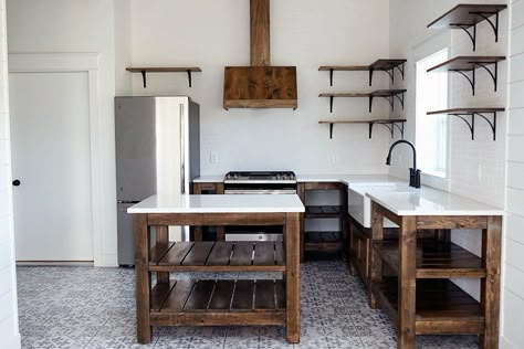 rustic farmhouse kitchen Vintage Farmhouse Sink, Open Kitchen Cabinets, Unfitted Kitchen, Barn Remodel, Cottagecore Home, Barn Kitchen, Freestanding Kitchen, Cabin Kitchens, Farmhouse Kitchen Design