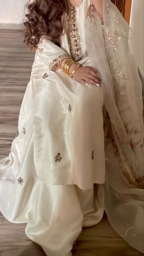 Pakistani Eid Outfits, Classy Dresses, Pakistani Fashion Casual, Pakistani Wedding Outfits, Casual Indian Fashion, Desi Fashion Casual, Pakistani Fancy Dresses, Pakistani Fashion Party Wear, Beautiful Pakistani Dresses