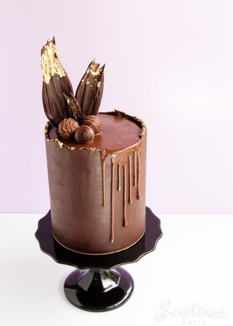 Rough edge ganache drip cake tutorial Chocolate Cake Gold Decoration, Chocolate Mud Cake Decorating, Chocolate Shards Cake Decoration, Chocolate Drip Cake Ideas, Decorate Chocolate Cake Ideas, Decorate Chocolate Cake, Chocolate Ganache Cakes, Gold Chocolate Cake, Decorated Chocolate Cake