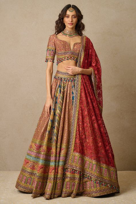 Dupatta Ideas, Tulle Lehenga, Lehenga Silk, Indian Fits, Chaniya Choli Designs, Choli Dress, Lehenga Fabric, Fashion Courses, Traditional Indian Dress