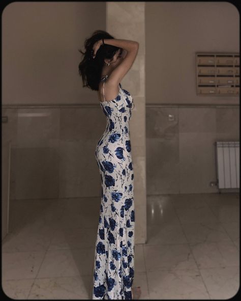 long, tight, summer dress in white with blue flower print. Long Tight Dress Outffits, White Fitted Long Floral Dress, Long Tight Dresses Casual White, Blue Fitted Long Sundress, Blue Maxi Bodycon Summer Dress, Long Tight Dress, Floral Dress Summer, Summer Floral, Flower Dresses