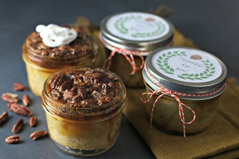 15 Amazing Desserts You Can Make In Mason Jars Pecan Pie In A Jar Recipe, Pie In A Jar Recipe, Pie In A Jar, Cowboy Cakes, Mason Jar Desserts, Dessert In A Jar, Mason Jar Meals, Easy Pie, Meals In A Jar