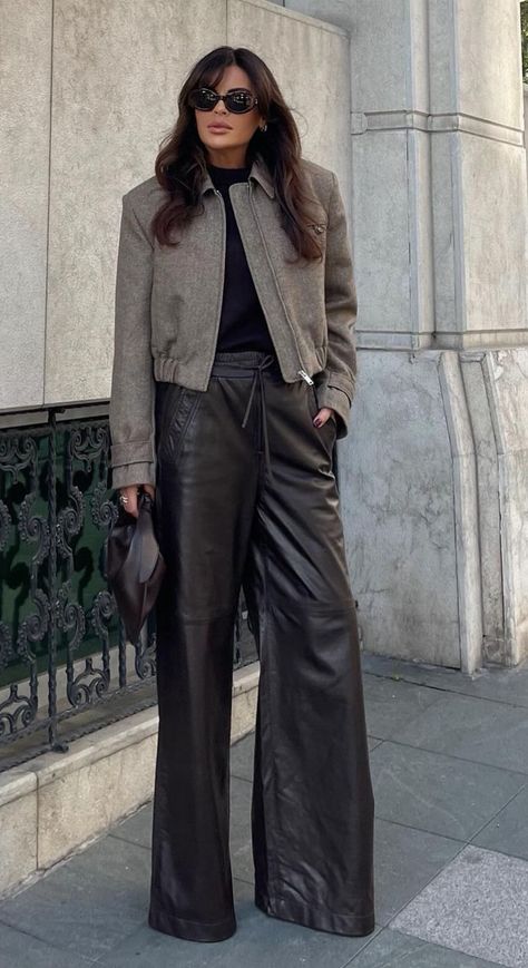 Leather Pants Outfit Winter, Wide Leg Pants Outfit Work, Brown Leather Pants Outfit, How To Style Leather Pants, Aesthetic Overalls Outfit, Brown Leather Pants, Wide Leg Pants Outfit, Thanksgiving Outfit Ideas, What To Wear Fall