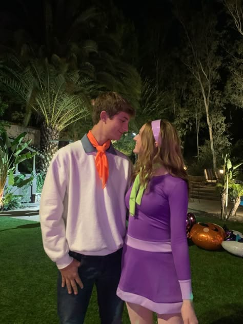 Fred And Daphne Costume, Unique Halloween Costumes For Couples, Easy Couples Costumes, Daphne Costume, Cute Couples Costumes, Costumes For Couples, Famous Duos, Matching Halloween Costumes, Pretty Halloween Costumes