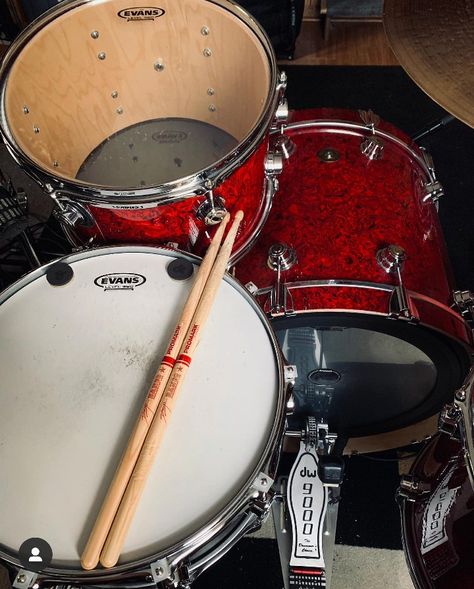 Red Drums Aesthetic, Drums Girl, Drums Wallpaper, Drum Band, Music Jokes, Electric Guitar Design, Drum Sets, Drum Music, Street Punk