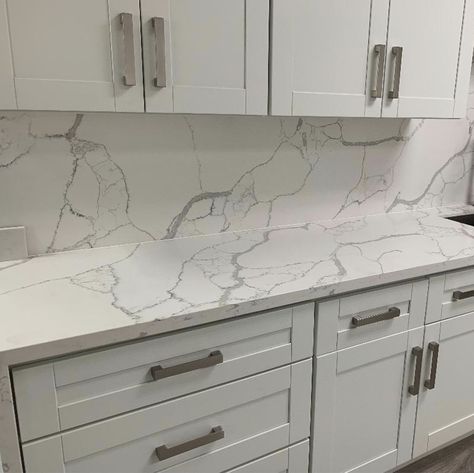 Quartz Kitchen Countertops White, Kitchen Design Countertops, Kitchen Countertop Decor, Quartz Kitchen Countertops, Countertop Decor, Kitchen Backsplash Designs, Quartz Kitchen, Granite Countertops Kitchen, White Quartz Countertop