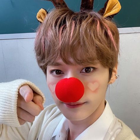 Kpop Christmas Icons Stray Kids, Santa Claus Images, Xmas Wallpaper, Christmas Decorations For Kids, I Know You Know, Lee Know Stray Kids, Christmas Icons, Cute Wallpaper For Phone, Kid Memes