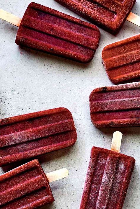 Food & Wine’s fresh prickly pear ice pops are made of lime, agave, and prickly pear. The perfect summer dessert for a treat Paletas Recipes, Summer Popsicles, Fruity Treats, Quick Dessert Recipes, Molten Chocolate, Popsicle Recipes, Frozen Treat, Organic Fruit, Quick Desserts