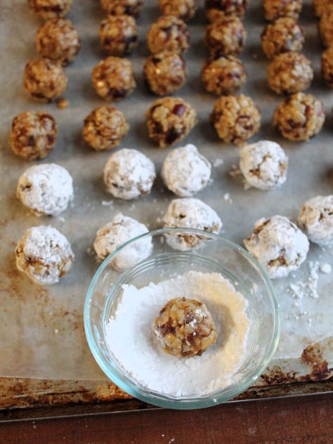 Old Fashioned Date Balls Date But Balls, Date Coconut Balls, Fig Cookies, Date Balls, Date Cookies, Holiday Baking Recipes, Holidays Recipes, Cookie Ball, Cooking Chocolate