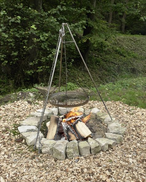 27 Outdoor Fire Pit Design Ideas In Ground Fire Pit, Cheap Fire Pit, Fire Pit Plans, Fire Pit With Rocks, Outside Fire Pits, Fire Pit Cooking, Outdoor Cooking Area, Outdoor Fire Pit Designs, Round Fire Pit