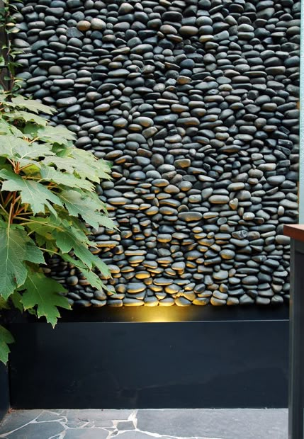 pebble wall Modern Partition, Magic Garden, Garden Architecture, Water Walls, Water Features In The Garden, Partition Wall, Outdoor Design, Stone Wall, Aruba