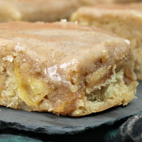 Apple Blondies with Maple Glaze Apple Peanut Butter Blondies, Apple Blondes, Apple Blondies Recipe, Maple Glaze Recipe, Apple Brownies, Apple Blondies, Lemon Brownies, Best Brownie Recipe, Apple Turnovers