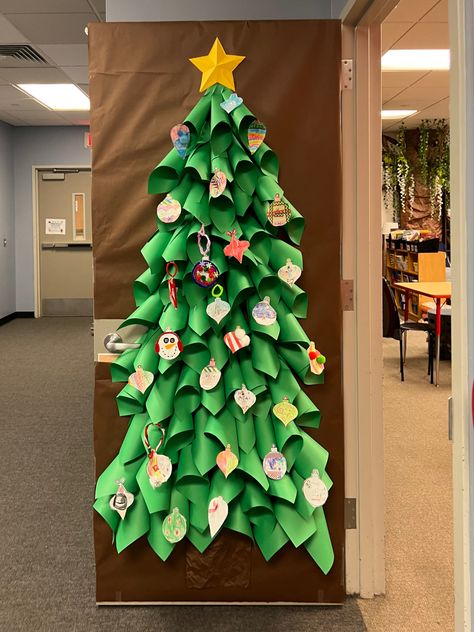 3d Tree Door Decoration, Classroom Paper Christmas Tree, Easy Classroom Door Decorations Christmas, Rolled Paper Christmas Tree, 3d Christmas Tree Door Decoration, Christmas Tree Door Decorations School, Tree Door Decorations Classroom, Christmas Tree Door Ideas, Christmas Tree Door Classroom