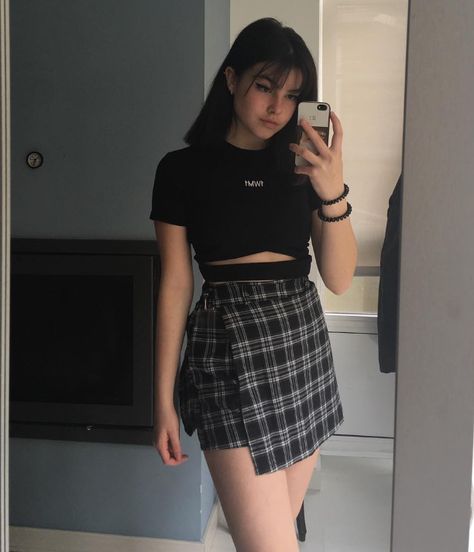 Skirt And T Shirt Outfit, Skirt And Shirt Outfits, Iconic 90s Outfits, Skirt And T Shirt, 90s Outfits, Iconic 90s, Outfits Curvy, T Shirt Outfit, Shirt Outfits